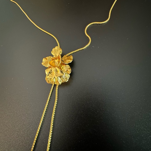 Elegant Gold Floral Pendant Necklace - Picture 5 of 10